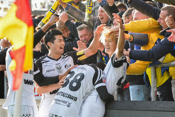 ゴールを決めて喜ぶシント＝トロイデンのFW後藤啓介（真ん中）。シント＝トロイデンは日本人選手の成長を後押ししている。［AFP＝聯合ニュース］