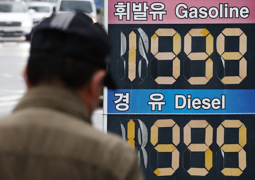 6日午前のソウル市内のガソリンスタンド ［ニュース1］