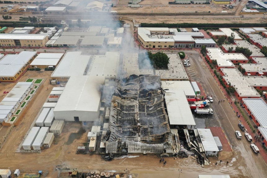 4日、イランのドローン攻撃と推定される爆撃を受けたイラク・バスラ西部の石油貯蔵施設。ロイター＝聯合ニュース