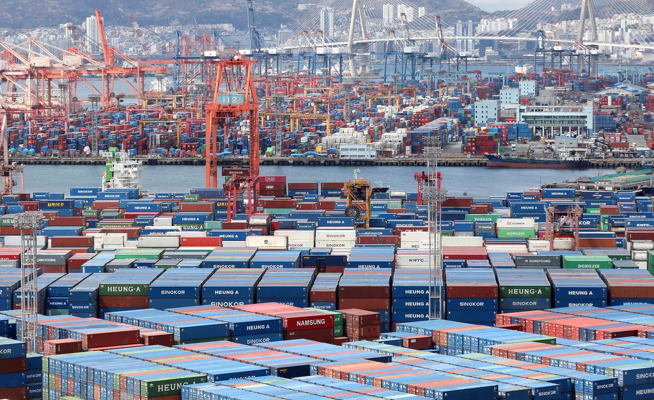 先月31日、釜山港神仙台埠頭と戡蛮埠頭ヤードのコンテナ。［写真 ニュース1］