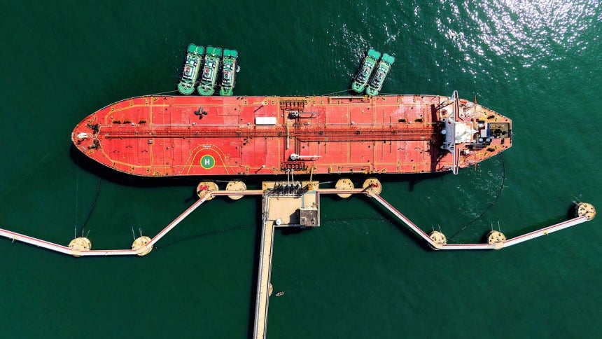 中国青島の港に停泊して原油の荷役をするタンカー ［AFP＝聯合ニュース］