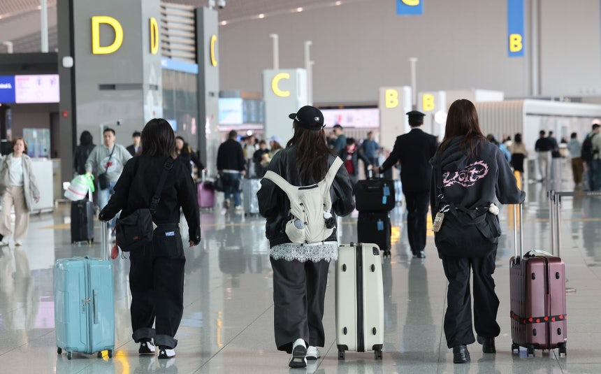 燃油サーチャージが3倍近く急騰してから最初の週末となる5日、仁川国際空港第2ターミナルで旅行客が移動している。［写真 ニュース1］