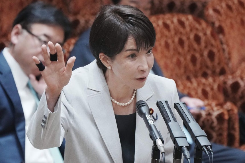 7日、参議院予算委員会に出席した高市早苗首相が手を挙げて発言している。AFP＝聯合ニュース