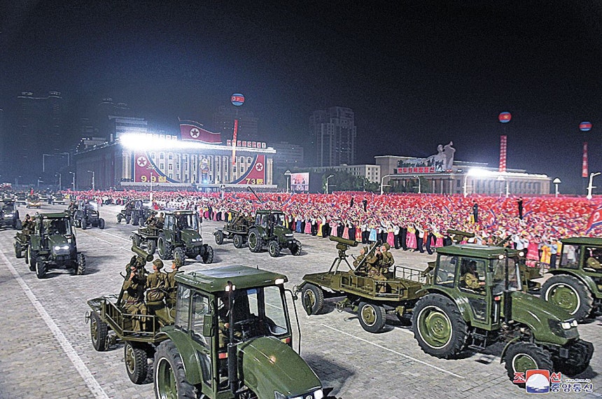 2021年の北朝鮮の閲兵式（軍事パレード）でトラクターが122ミリ放射砲とブルセ対戦車ミサイルを載せて登場した。 ［朝鮮中央通信ホームページ キャプチャー＝聯合ニュース］