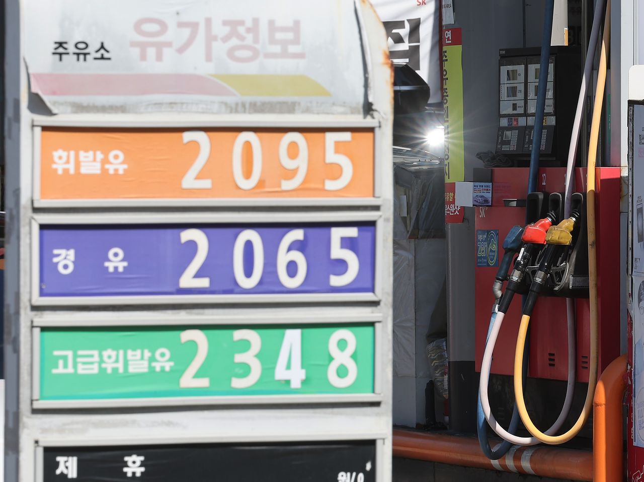 7日にソウル地域のガソリン平均価格が1リットル 2000ウォン水準を超えた。ガソリンスタンド業界は原油価格が上がるほどカード手数料負担が大きくなるとして手数料率の引き下げを要求してきた。［写真 聯合ニュース］