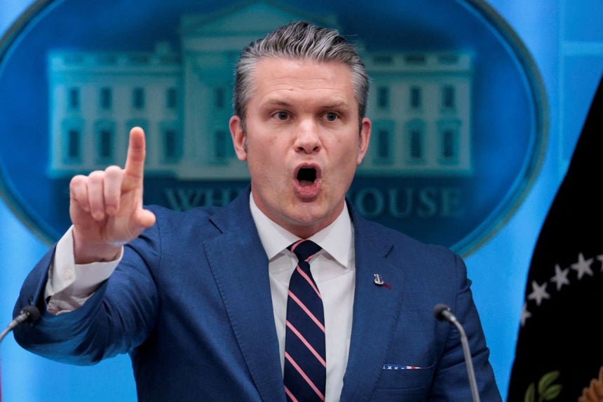 6日（現地時間）、ワシントンD．C．のホワイトハウスにあるジェームス・S・ブレイディ・プレスブリーフィングルームで、ピート・ヘグセス米国防長官（写真）がドナルド・トランプ米大統領と共に記者会見を行っている。ロイター＝聯合ニュース