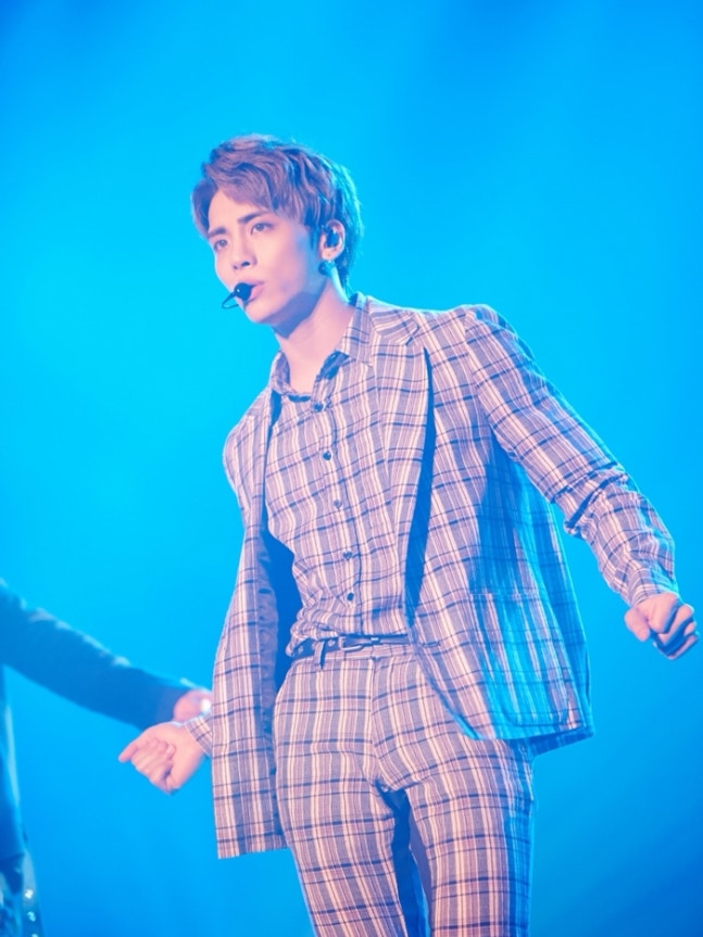   SHINee（シャイニー）が公開したジョンヒョンさんのステージ上の姿。［SNS キャプチャー］