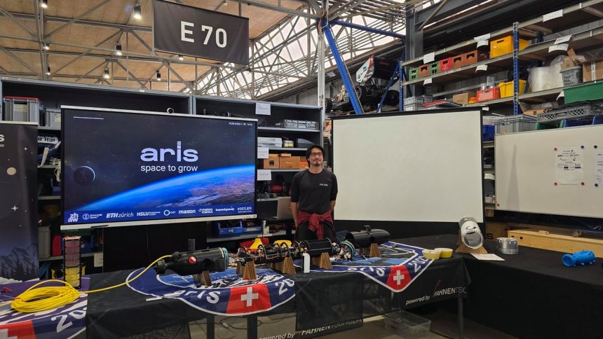 先月23日（現地時間）、スイスのチューリッヒ革新センター内のチューリッヒ連邦工科大学（ETH）ブースで発表する学生主導宇宙研究チーム「ARIS」所属のリチャード・ルディンさん チョン・ミング記者