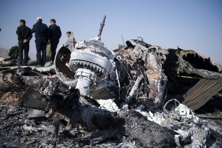 イランで米軍のF－35E戦闘機が撃墜され、孤立した搭乗者の位置を把握するために急派された米軍航空機が6日（現地時間）、イランのイスファハンで撃墜されて残骸が散らばっている。UPI＝聯合ニュース