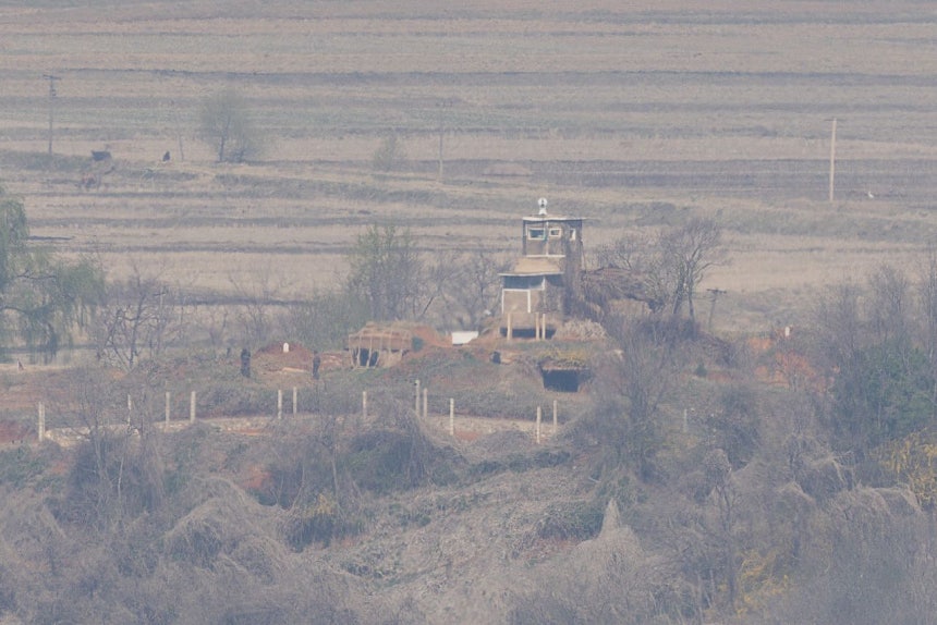 北朝鮮が2日連続で弾道ミサイルを発射した中、8日に京畿道坡州市（キョンギド・パジュシ）の烏頭山（オドゥサン）統一展望台から望んだ北朝鮮の黄海北道開豊郡（ファンヘブクト・ケプングン）臨津江（イムジンガン）沿いの哨戒所付近で、北朝鮮軍が移動している。聯合ニュース