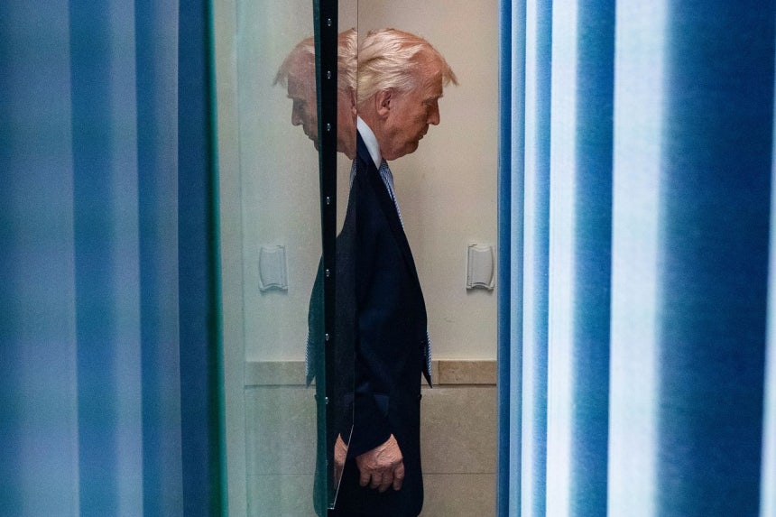 トランプ米大統領が6日にホワイトハウスでの記者会見を終え退場している。トランプ大統領は7日午後8時と予告したイランに対する総攻撃を88分後に控えイランと2週間の停戦に合意した。［写真 AP＝聯合ニュース］