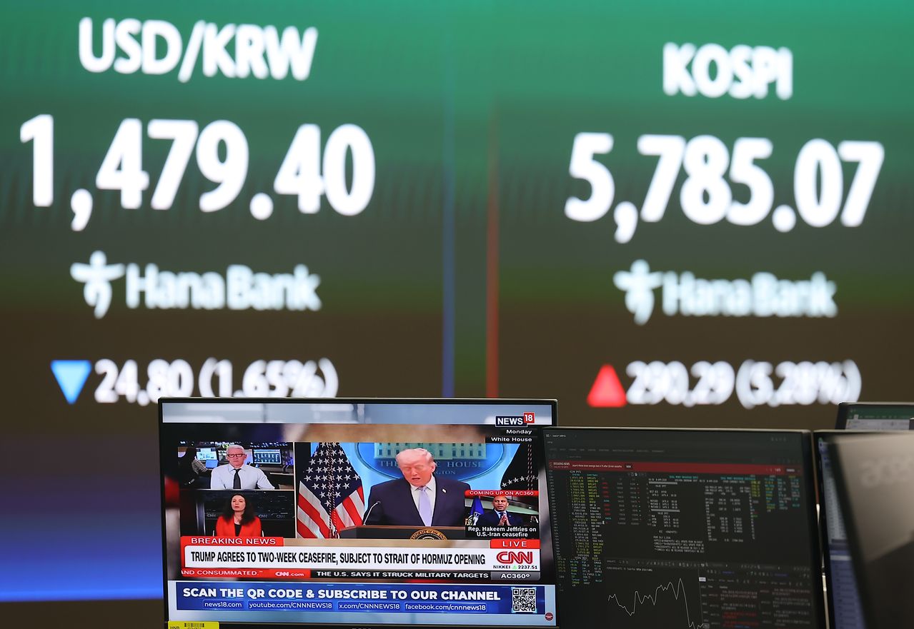 米国とイランが2週間の停戦に事実上合意した8日、ソウルのハナ銀行本店ディーリングルームにトランプ米大統領関連ニュースと為替相場、KOSPI指数が表示されている。［写真 聯合ニュース］
