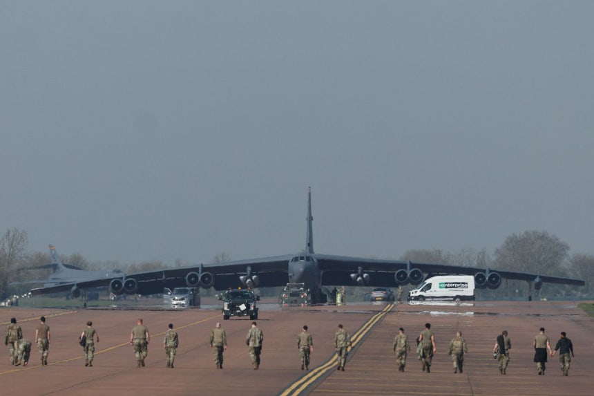 米空軍将兵らが停戦の知らせが伝えられた8日（現地時間）、英国グロスタシャー州フェアフォード空軍基地でB－52長距離爆撃機に向かって歩いている。ロイター＝聯合ニュース