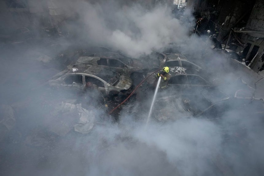 8日（現地時間）、レバノンの首都ベイルートのアパートがイスラエル軍の空襲を受けて破壊された中、消防隊員が残骸の中で火を消している。 ［AP＝聯合ニュース］