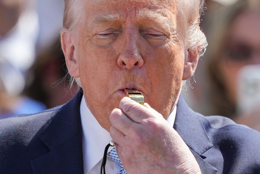 6日、ドナルド・トランプ米国大統領がホワイトハウスで行われた復活祭の行事で笛を吹いている。AP＝聯合ニュース