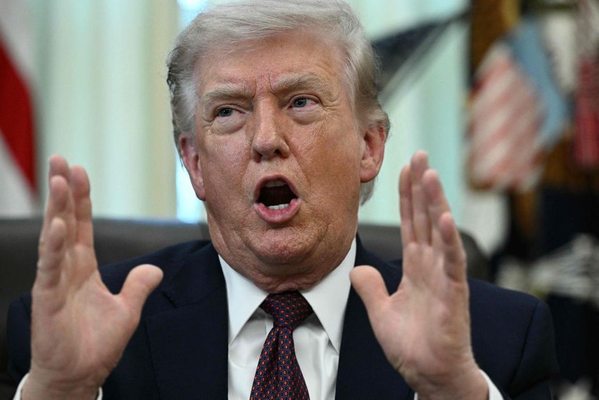 先月31日（現地時間）、米ワシントンDCのホワイトハウス・オーバルオフィスで、ドナルド・トランプ米大統領が行政命令に署名した後、演説を行っている。［AFP＝聯合ニュース］