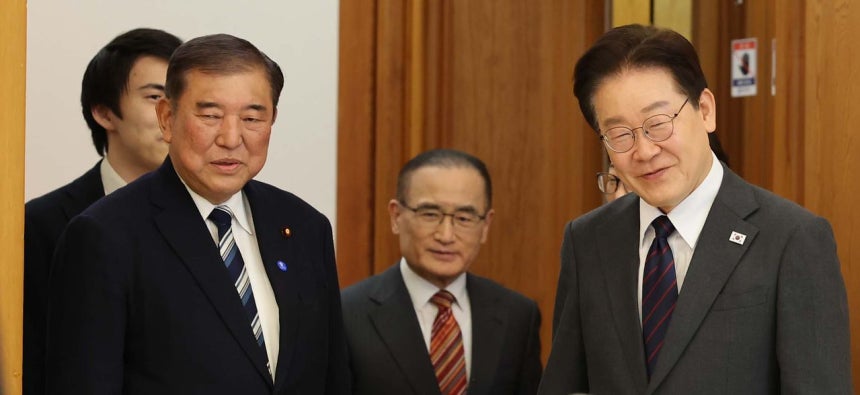 韓国の李在明（イ・ジェミョン）大統領が8日、青瓦台（チョンワデ）で石破茂前首相と昼食会場に入っている。［青瓦台写真記者団］