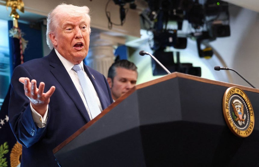 トランプ米大統領が6日にホワイトハウスで記者会見している。横にヘグセス国防長官が同席している。［写真 ロイター＝聯合ニュース］