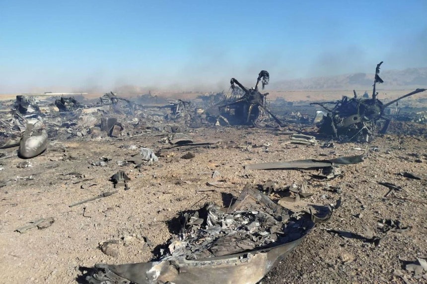 イラン国営放送が5日（現地時間）に公開した写真。イラン中部上空で墜落した米軍のブラックホークヘリコプターの残骸と推定される。イランは行方不明の米F－15戦闘機搭乗者を捜索していたヘリコプター2機とC－130輸送機2機を撃墜したと主張した。 ［AFP＝聯合ニュース］