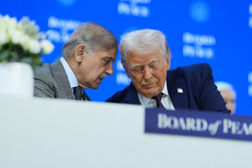 1月、ダボス会議で言葉を交わしている米国のトランプ大統領（右）とパキスタンのシャバズ・シャリフ 首相。AP＝聯合ニュース