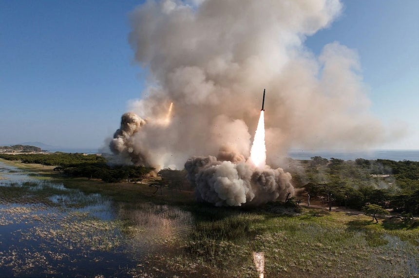 北朝鮮の金正恩（キム・ジョンウン）国務委員長が8日、長距離砲およびミサイル体系合同打撃訓練を指導したと、党機関紙の労働新聞が9日報じた。今回の訓練には「600ミリ多連装放射砲」と戦術弾道ミサイル「火星11カ」が動員された。 ［ニュース1］