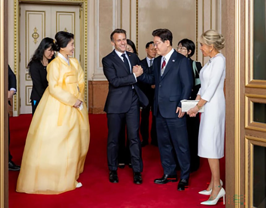  李大統領とマクロン大統領が握手する姿を笑顔で見守る金恵景（キム・ヘギョン）夫人。［写真 フランス大統領府所属の写真家、アレクサンドラ・ルボン氏の6日のインスタグラムのキャプチャー］