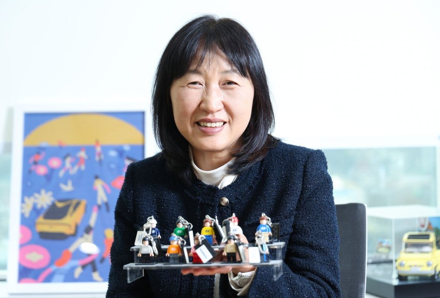  現代自動車・起亜のチン・ウンスクICT担当社長が事務室に展示されたレゴのミニフィギュアを見せている。色とりどりのフィギュアのように現代自動車グループには多様な背景の人物が集まっている。IT開発者出身であるチン社長もその1人だ。ウ・サンジョ記者
