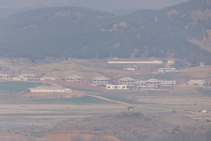 北朝鮮が2日連続で弾道ミサイルを発射した中、8日、京畿道坡州市（パジュシ）の烏頭山（オドゥサン）統一展望台から眺めた北朝鮮黄海北道開豊郡（ケプングン）一帯 ［聯合ニュース］