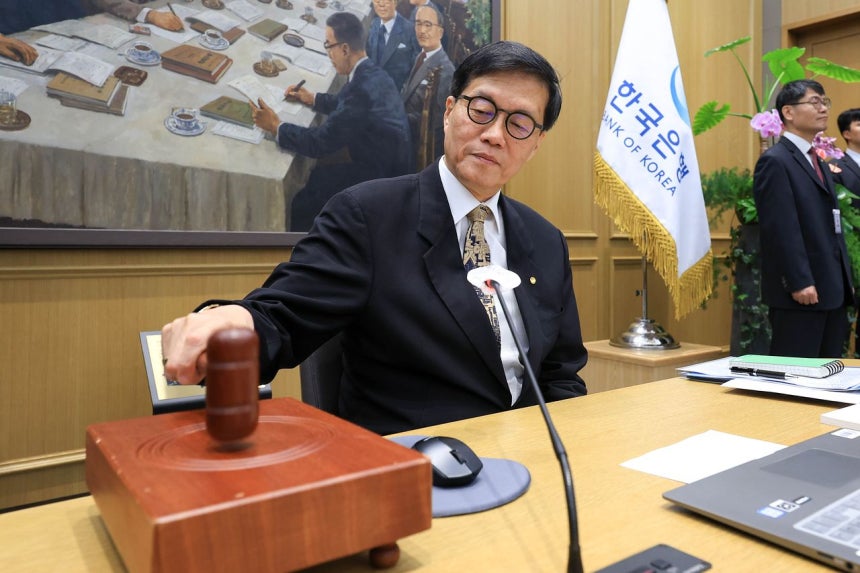 韓国銀行の李昌鏞（イ・チャンヨン）総裁が10日、ソウル中区（チュング）韓国銀行本館で開かれた金融通貨委員会本会議で議事棒を叩いている。写真共同取材団