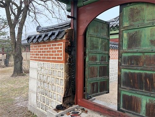 火災被害が発生した景福宮（キョンボックン）の資善堂（チャソンダン）三扉門（サムビムン）。写真 国家遺産庁