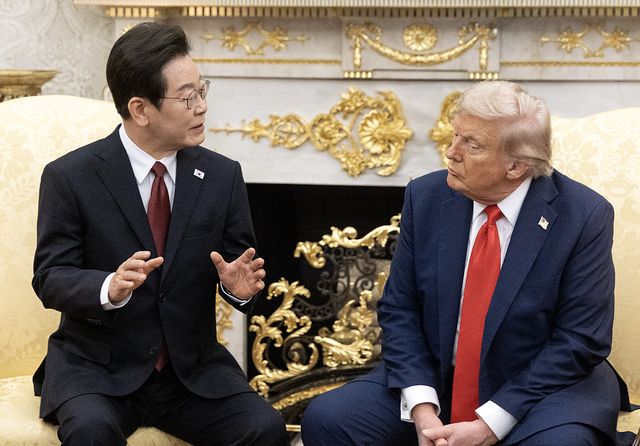 昨年8月25日（現地時間）、米ホワイトハウスで首脳会談を行った李在明（イ・ジェミョン）大統領とトランプ大統領。大統領室のカン・ユシル報道官は首脳会談後の現地ブリーフィングで「共同合意文が必要ないほど協議はうまく進んだ」と伝えた。［聯合ニュース］