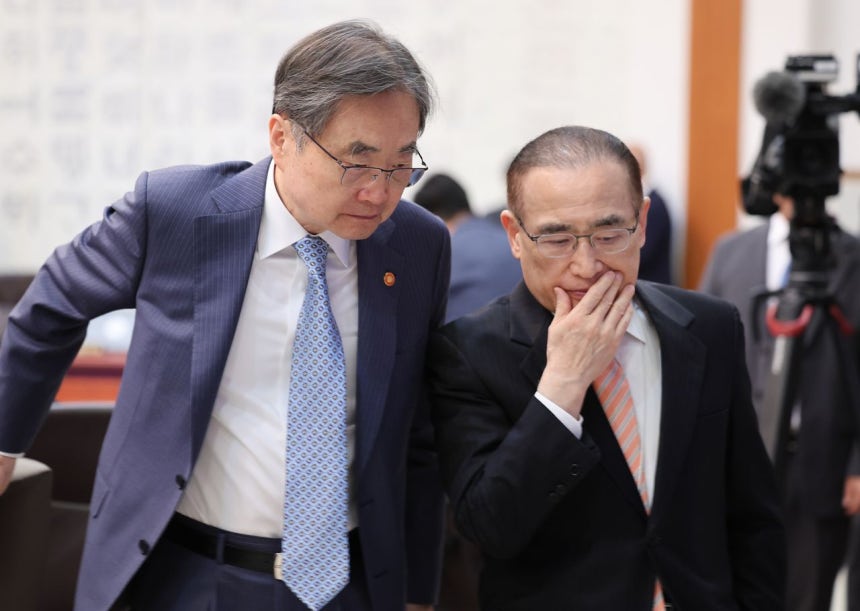 趙顕（チョ・ヒョン）外交部長官と魏聖洛（ウィ・ソンラク）国家安保室長が6日、青瓦台で開かれた国務会議兼第4次非常経済点検会議の前に言葉を交わしている。 ［ニュース1］