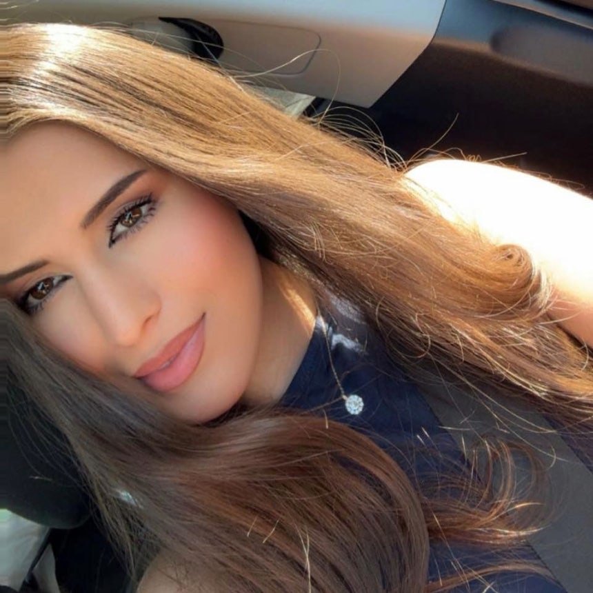 イランのイスラム革命防衛隊（IRGC）司令官だったカセム・ソレイマニ氏の姪アフシャールの娘、サリナサダト・ホセイニ氏。代表的な「アガザデ（イランの特権階級の子女や親族）」の一人だ。ソレイマニ氏はトランプ政権1期目に暗殺された。 ［フェイスブック キャプチャー］