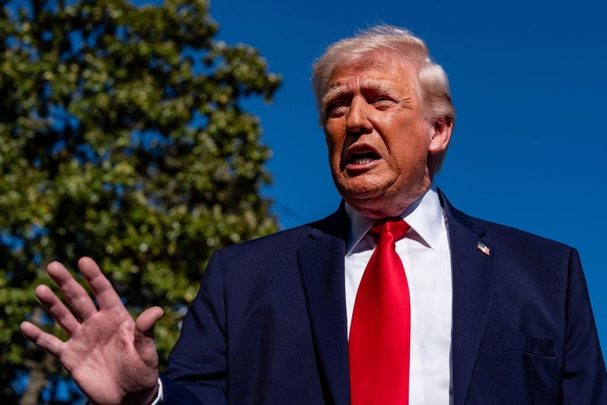 トランプ米大統領が11日、ホワイトハウスで記者らと会い、イランとの交渉状況について言及している。［写真 AP＝聯合ニュース］