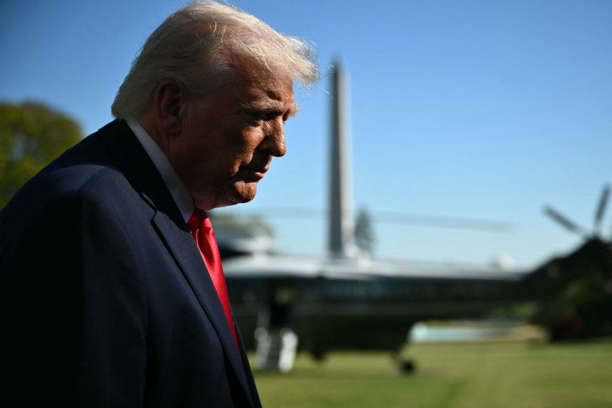 ドナルド・トランプ米国大統領が11日（現地時間）、フロリダ州マイアミで開かれる総合格闘技UFC大会を観戦するため、ホワイトハウスを出て専用ヘリで移動している。イランとの終戦交渉が最終的に決裂したこの日、トランプ大統領は午前中はホワイトハウス近くの自身のゴルフ場でプレーし、夕方には専用機でマイアミに移動して家族とともにUFC大会を観戦した。［AFP＝聯合ニュース］