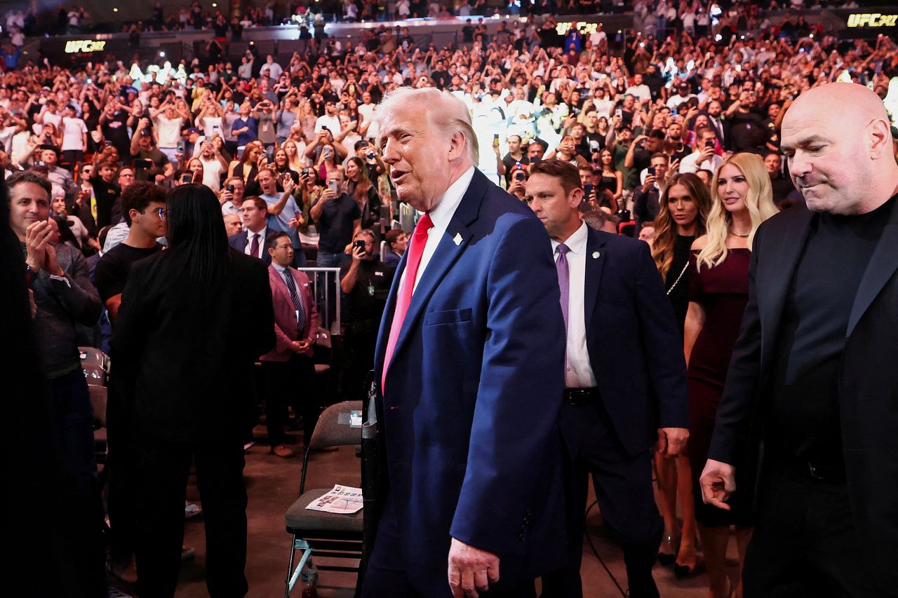   「米・イラン・ノーディール」の瞬間にUFC競技会場入りするドナルド・トランプ大統領。ロイター＝聯合ニュース