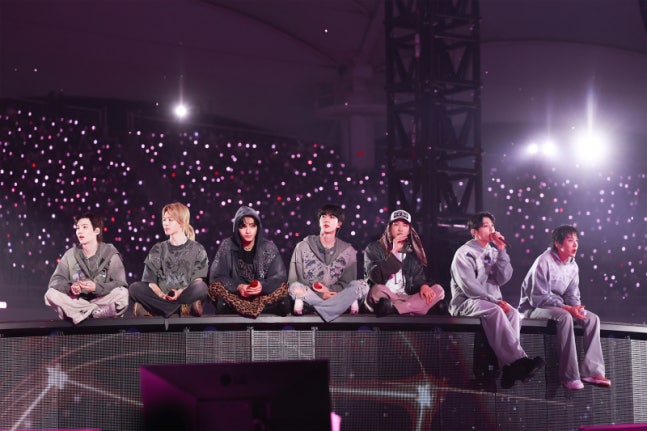 BTSワールドツアー『ARIRANG』初公演のメンバーたちの様子。［写真 BIGHIT MUSIC］