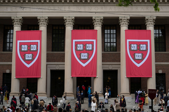  コロンビア大学、ハーバード大学、スタンフォード大学など米名門法科大学院は2017年前後からAIを扱う講座を導入した。写真は昨年5月、ハーバード大学の卒業式。［写真 AFP＝聯合ニュース］