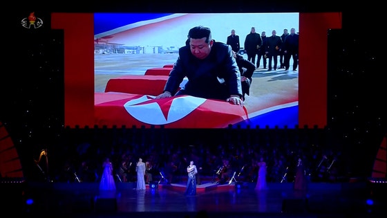 北朝鮮の朝鮮中央TVが昨年6月、金正恩（キム・ジョンウン）国務委員長がロシア派兵の北朝鮮軍戦死者の棺を撫でさすりながら哀悼する場面を公開する様子。朝鮮中央TVキャプチャー、聯合ニュース