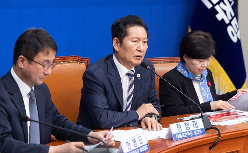 「共に民主党」の鄭清来代表が13日に国会で開かれた尹錫悦政権政治検察操作起訴疑惑事件真相究明国政調査特別委員会中間報告会で冒頭発言している。［写真 ニュース1］