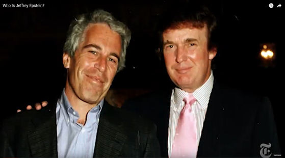 トランプ米大統領（右）がニューヨークの不動産事業家だった1997年にフロリダ州のマールアラーゴで富豪のジェフリー・エプスタイン氏と撮った写真。