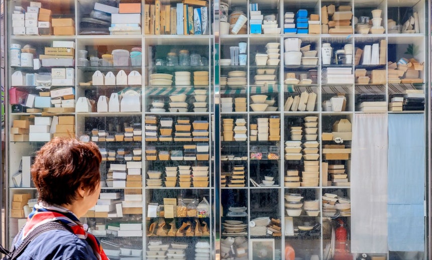 12日ソウルの芳山市場に商品が陳列されている。中東情勢悪化の余波でナフサなどの原料にするポリエチレンやポリプロピレン製品の価格上昇が続き、韓国政府と国会は価格急騰が著しい農業用ビニールに対し154億ウォン規模の追加補正予算を編成して緊急支援に乗り出している。［写真 ニュース1］