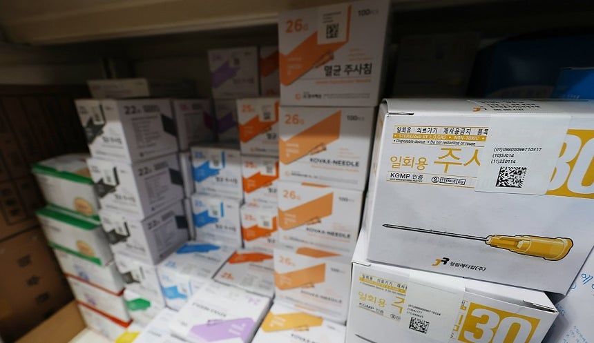 7日、ソウルの医療機器販売店に医療用注射針が陳列されている。写真は記事の内容とは無関係。［写真 聯合ニュース］
