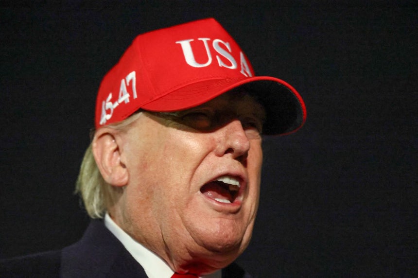 12日（現地時間）、メリーランド州のアンドルーズ統合基地に到着し、取材陣と言葉をかわすドナルド・トランプ米大統領。ロイター＝聯合ニュース