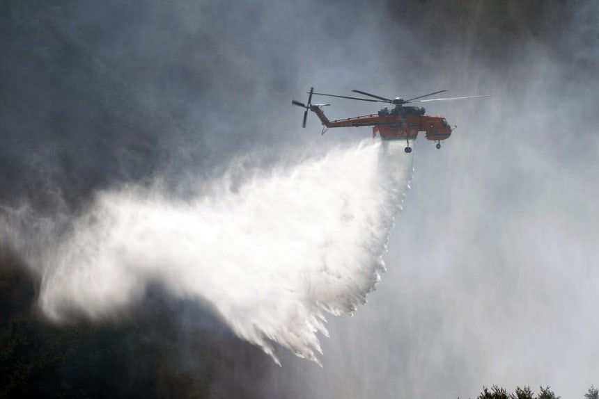 非武装地帯で発生した山火事の消火のため、消防ヘリ4機が投入された。［聯合ニュース］