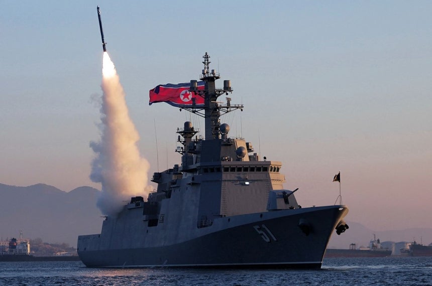 12日、5000トン級駆逐艦「崔賢（チェ・ヒョン）」で、金正恩委員長の視察の下、戦略巡航ミサイルと艦対艦ミサイルの発射試験が行われたと、北朝鮮労働党機関紙の労働新聞が14日報じた。 ［ニュース1］