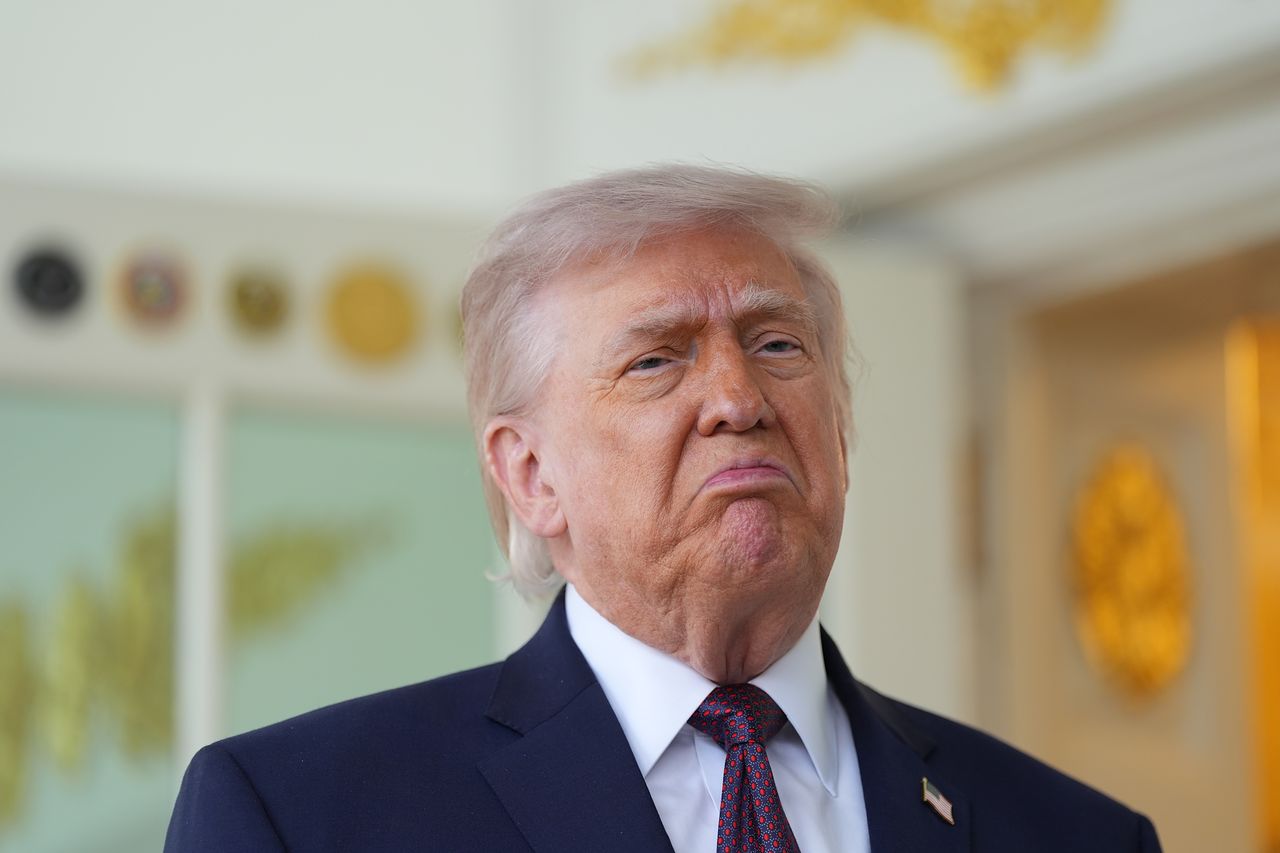 13日（現地時間）、ドナルド・トランプ米国大統領が予定になかったマクドナルドのハンバーガー配達の場面を記者団に公開した後、イラン戦争などに関連した言及をしている。AP＝聯合ニュース