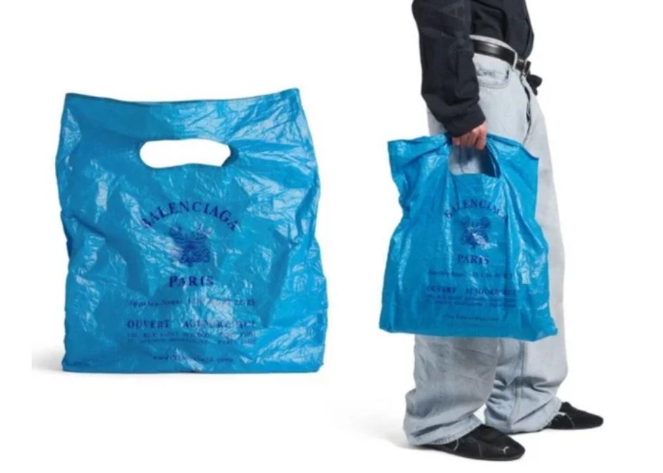 ビニール袋をモチーフにしたバレンシアガ（Balenciaga）の商品｡［写真 バレンシアガ公式サイト］