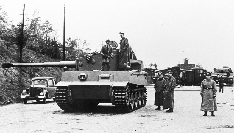 開発会社ヘンシェルから派遣された技術陣が立ち会う中、初の実戦投入の準備をするドイツの新鋭戦車ティーガー。結果は失望させるものだったが、問題点を解決した後、最高の戦車に生まれ変わった。 Tank Museum