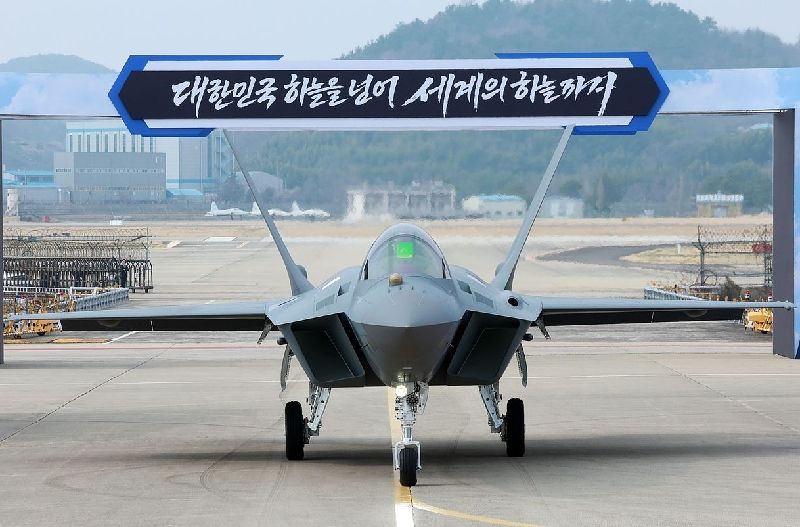 出庫式に姿を現したKF－21量産型1号機。これは終わりでなく空に向かった大韓民国の始まりであり、当然、今後も多くの努力が必要となる。 ［聯合］